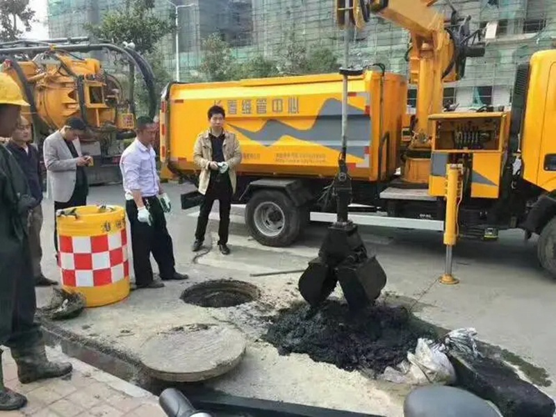 江阳街道：网格员化身“清道夫”，为民解忧疏通“堵心”化粪池