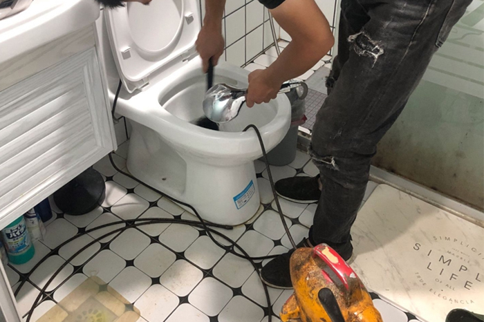 江阳马桶堵塞自己疏通还是找师傅？专业上门服务让你省时更省心