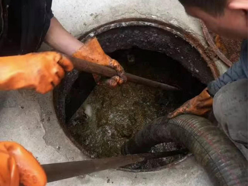 江阳清理化粪池时如何避免沼气的危害？